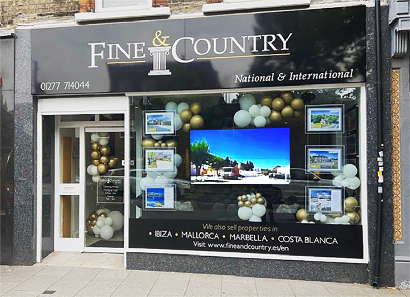 Ultra High Brightness Window Displays – 3,500cd/m² (43" - 75")