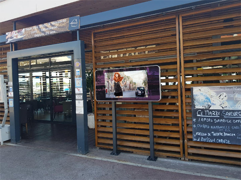 Wall-mounted PCAP Outdoor Touch Screens