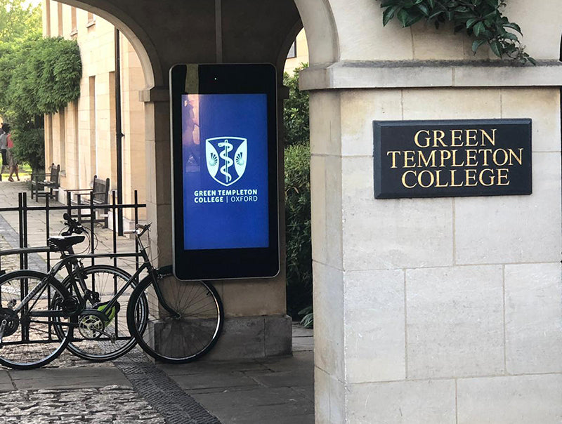 Wall-mounted PCAP Outdoor Touch Screens