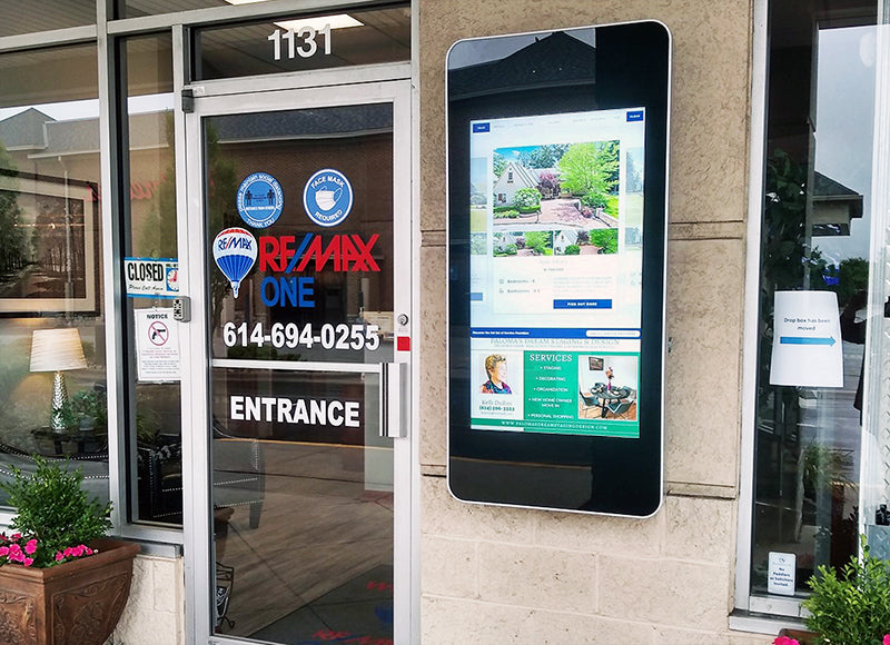 Wall-mounted PCAP Outdoor Touch Screens