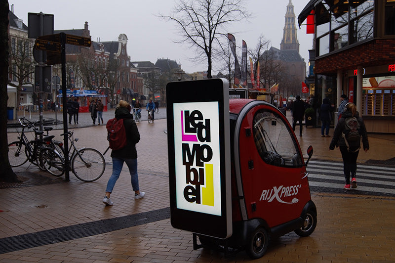 Wall-mounted PCAP Outdoor Touch Screens