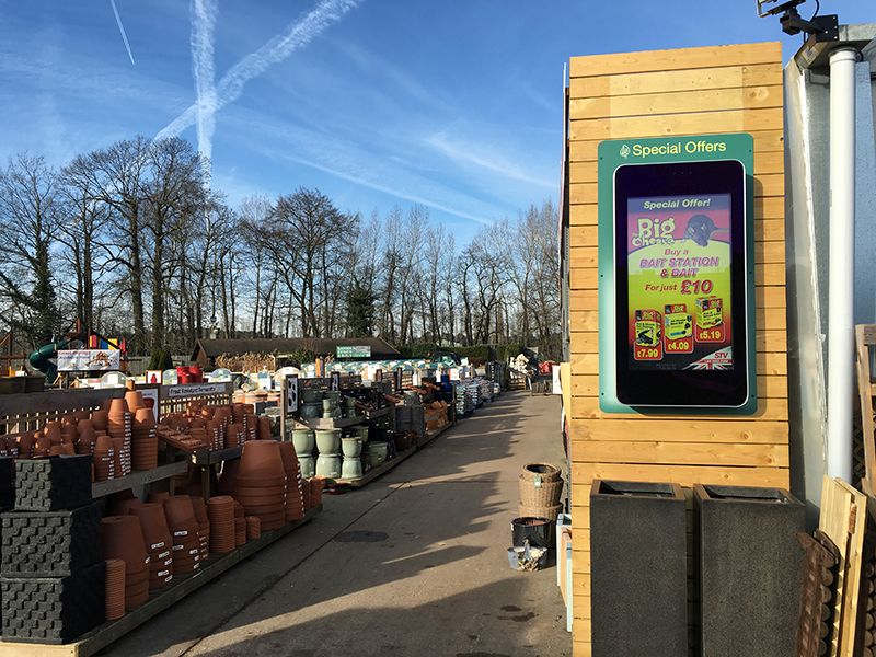 Wall-mounted PCAP Outdoor Touch Screens