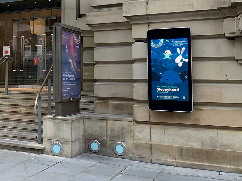 Wall-mounted PCAP Outdoor Touch Screens