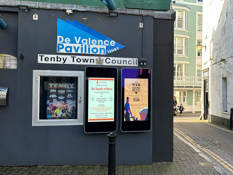 Wall-mounted PCAP Outdoor Touch Screens