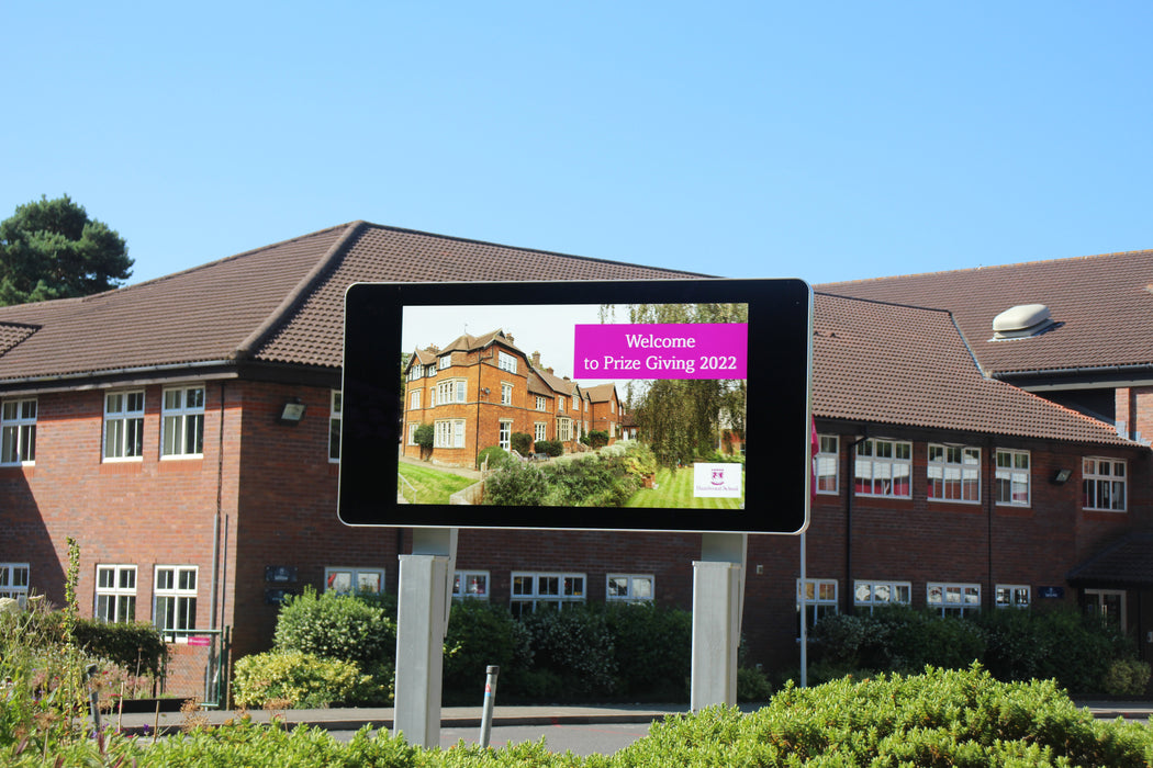 Wall-mounted Outdoor Digital Advertising Displays