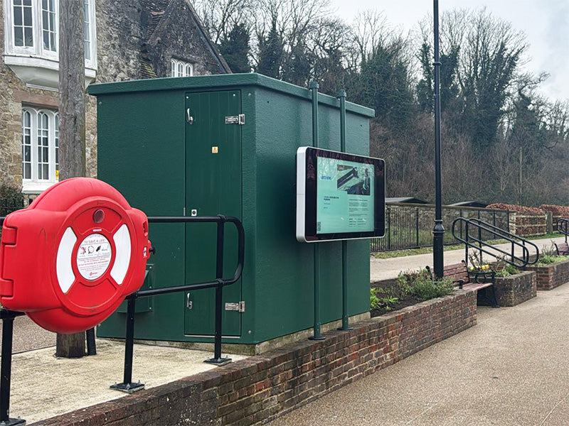 Wall-mounted PCAP Outdoor Touch Screens