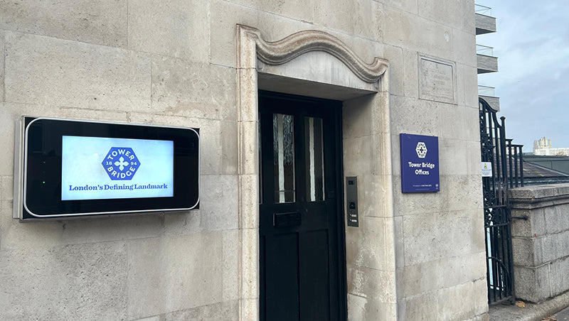 Wall-mounted PCAP Outdoor Touch Screens