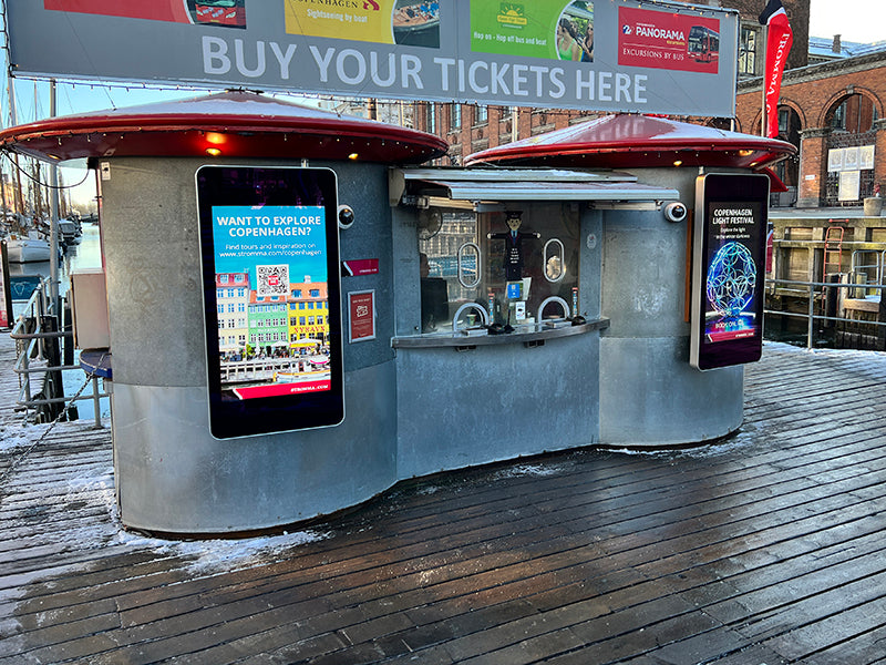 Wall-mounted PCAP Outdoor Touch Screens