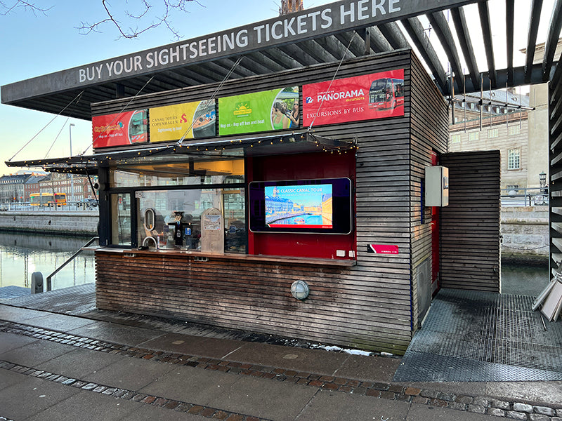 Wall-mounted PCAP Outdoor Touch Screens