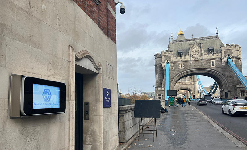 Wall-mounted PCAP Outdoor Touch Screens