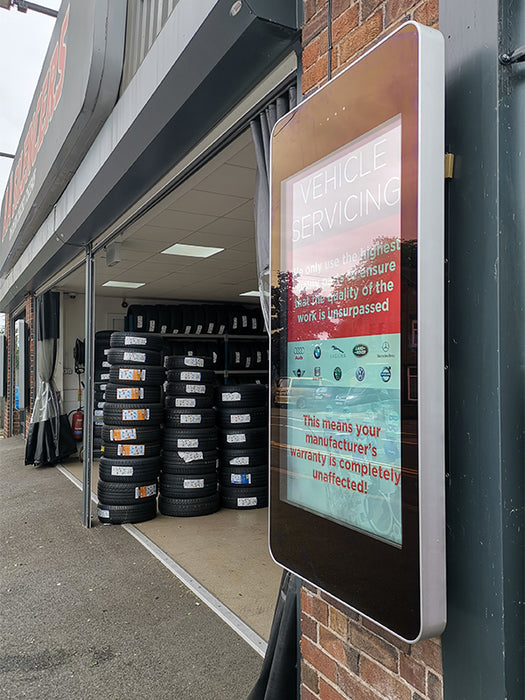 Wall-mounted PCAP Outdoor Touch Screens