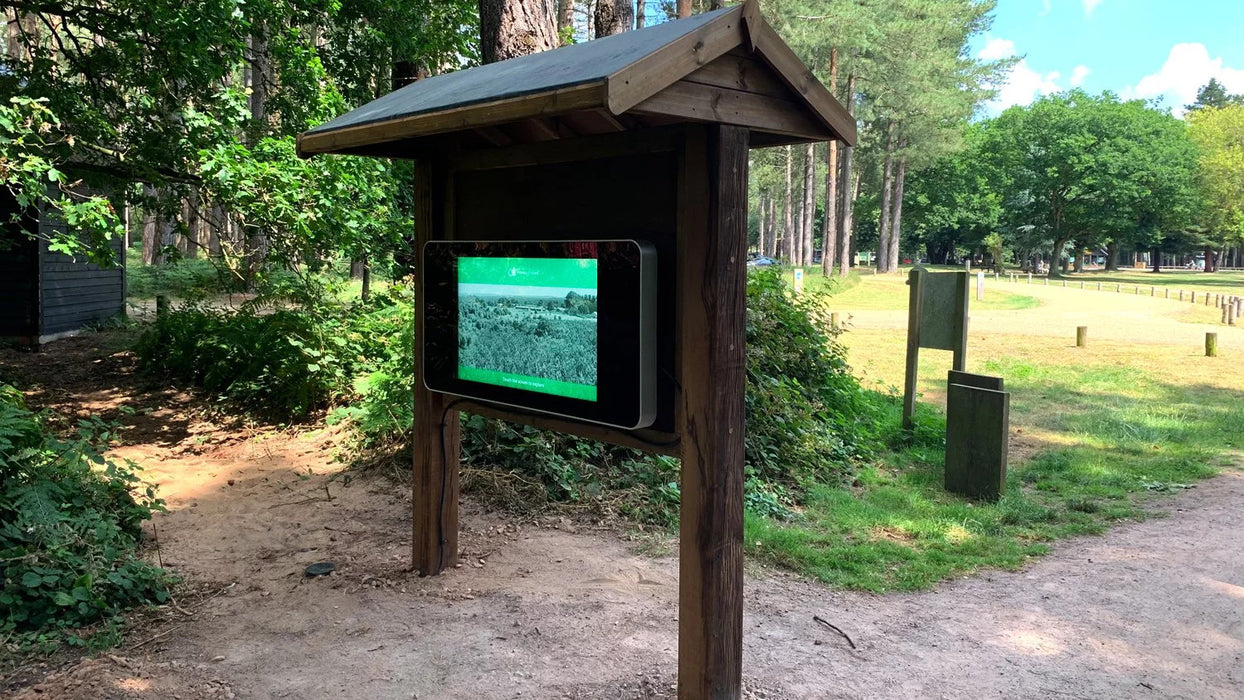 Wall-mounted PCAP Outdoor Touch Screens