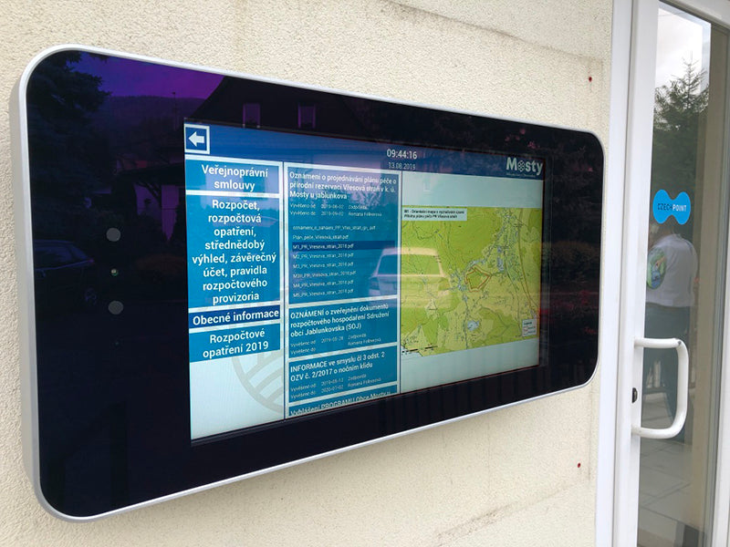 Wall-mounted PCAP Outdoor Touch Screens