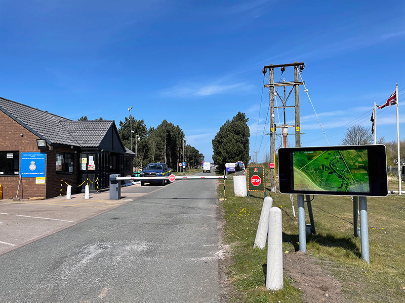 Wall-mounted PCAP Outdoor Touch Screens