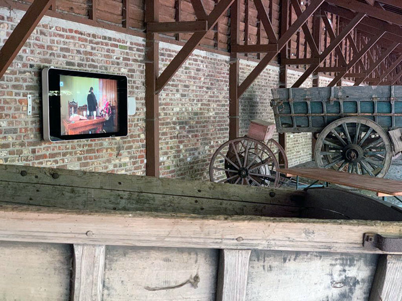 Wall-mounted PCAP Outdoor Touch Screens