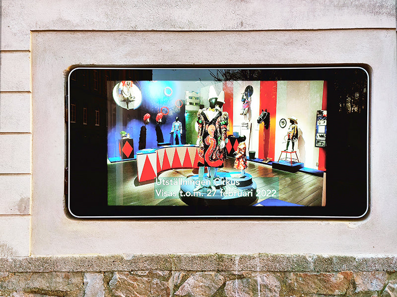 Wall-mounted PCAP Outdoor Touch Screens
