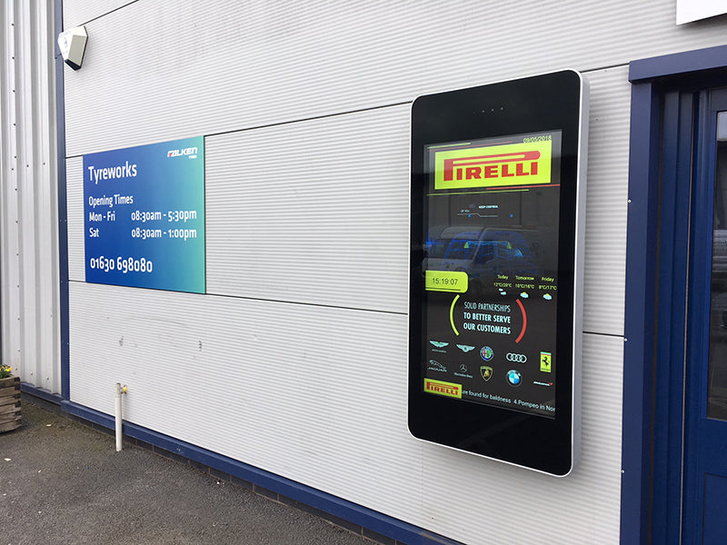 Wall-mounted PCAP Outdoor Touch Screens